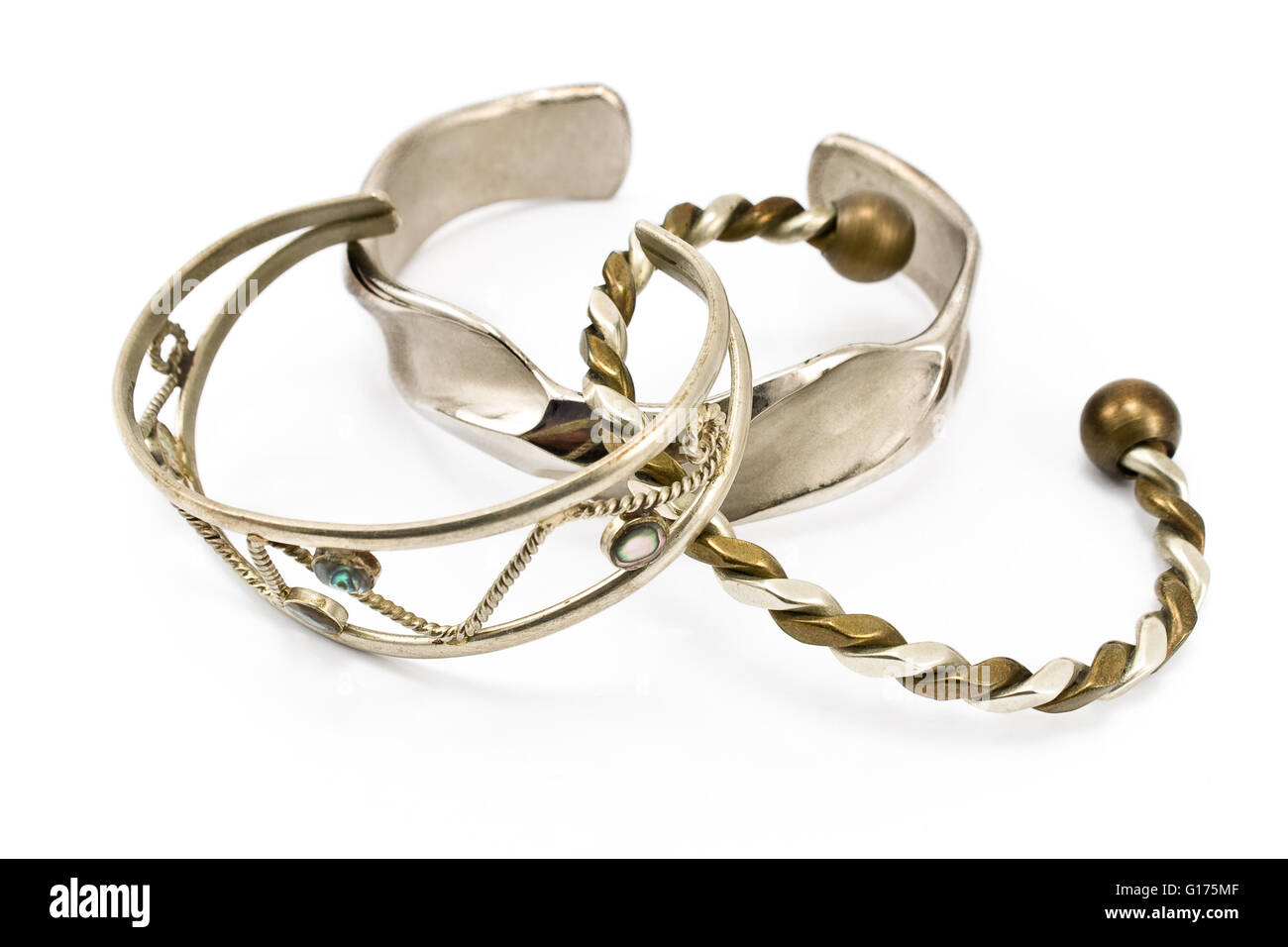 Tre braccialetto argento isolato su bianco Foto Stock