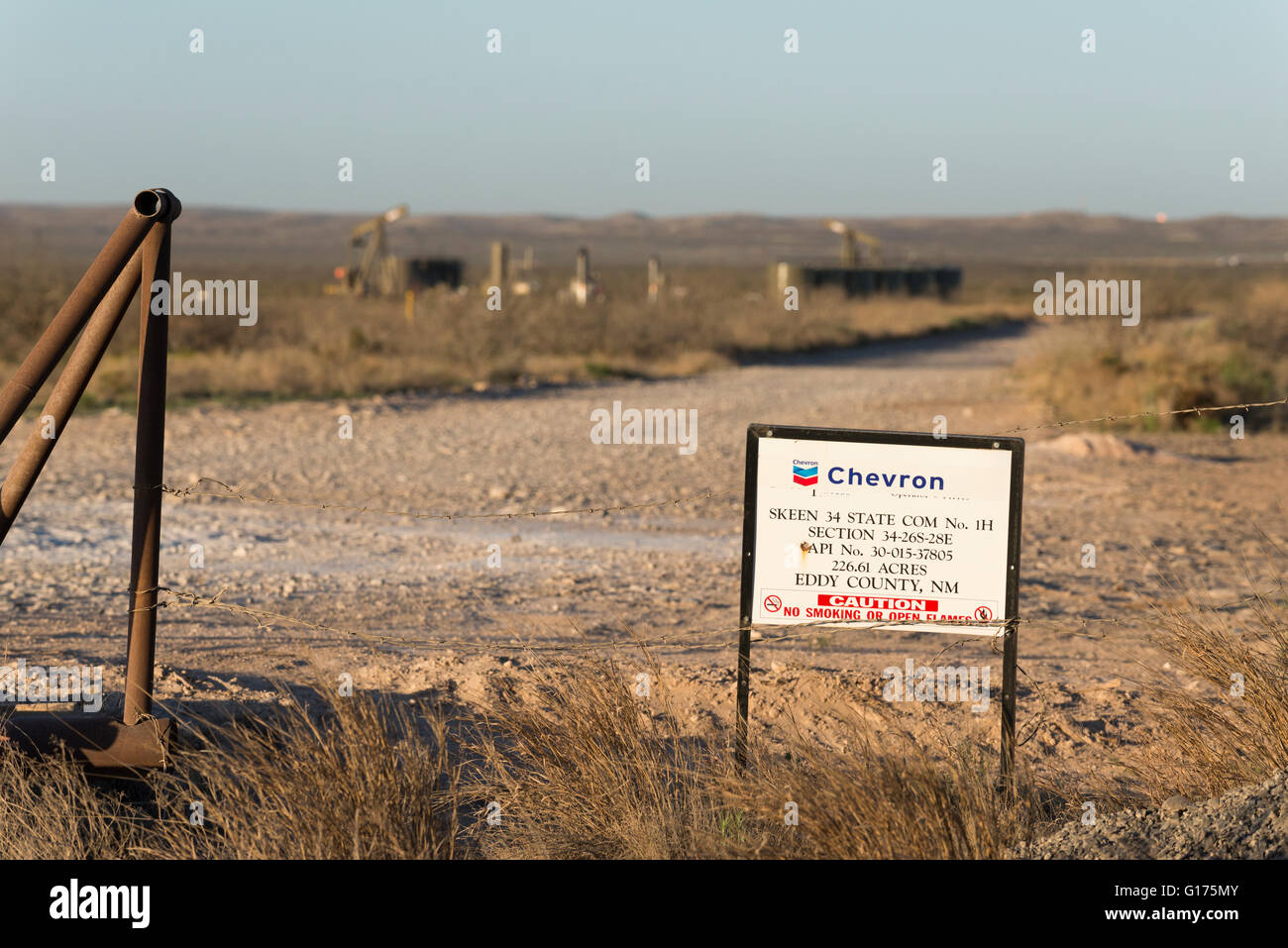 Chevron il pozzo di petrolio nel deserto del Chihuahuan, Nuovo Messico. Foto Stock