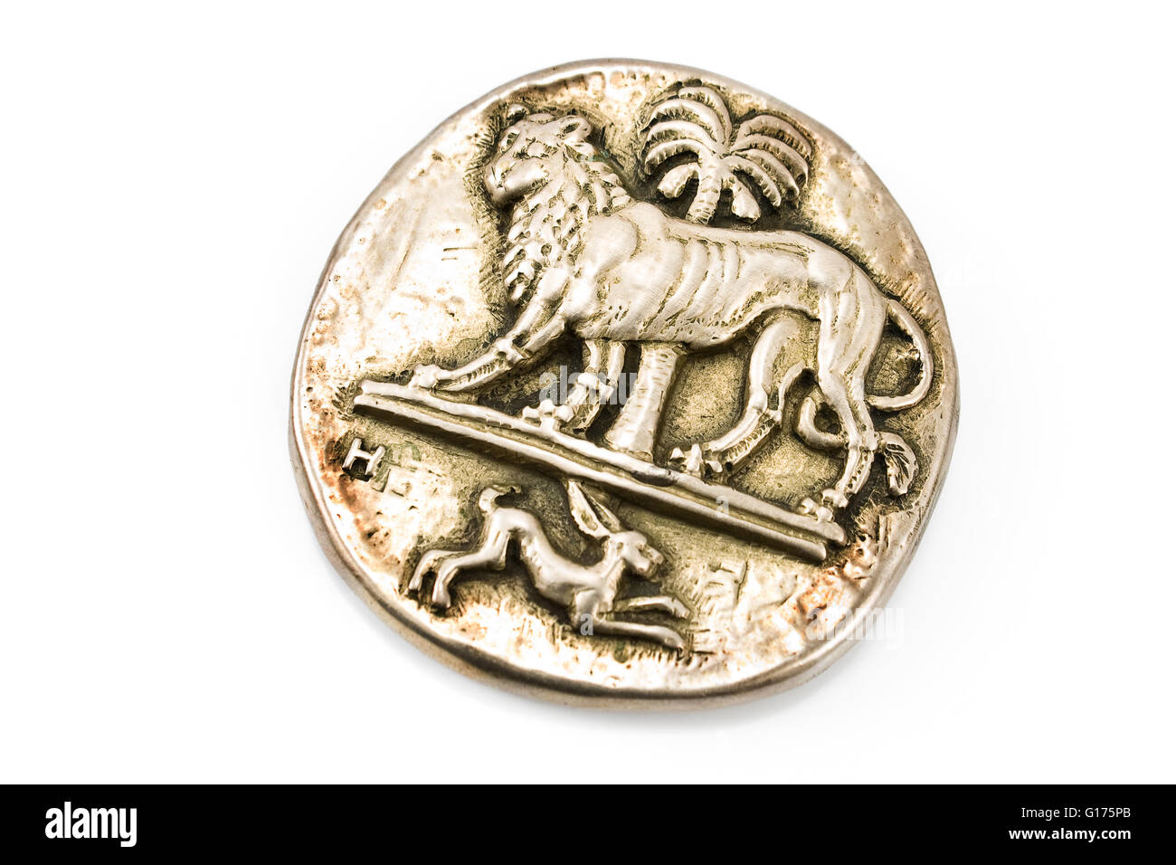 Antica Spilla argento con Lion e il coniglio isolato su bianco Foto Stock