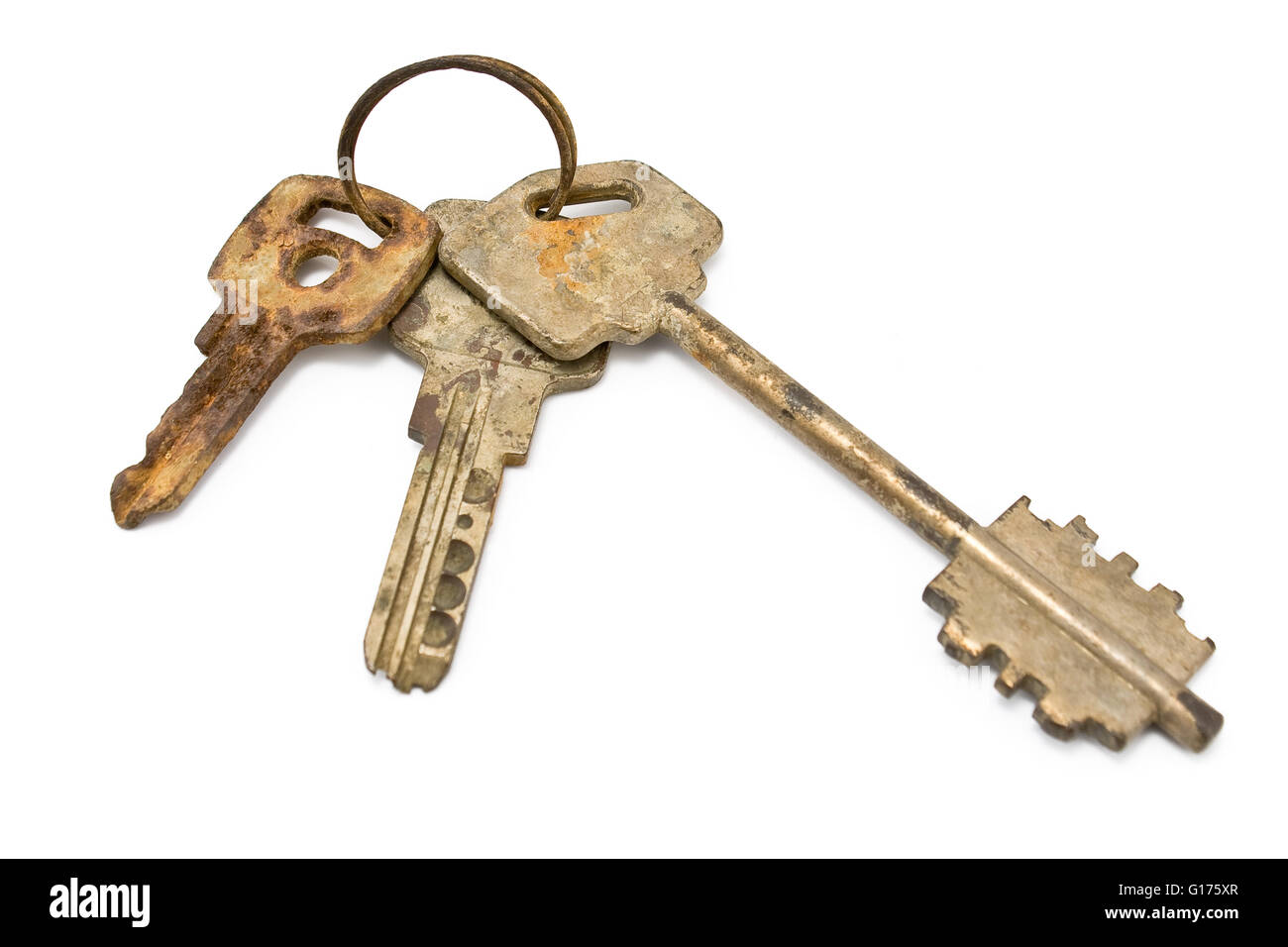 Perso rusty mazzo di chiavi vecchie isolato su bianco Foto Stock