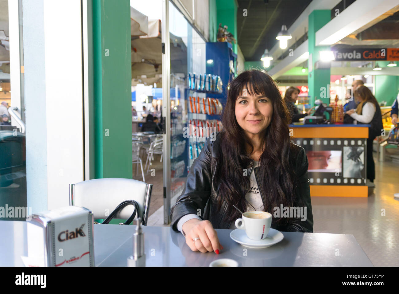 Roma, Italia - 25 Ottobre 2015: una bella ragazza prendendo un cappuccino in un bar italiano Foto Stock