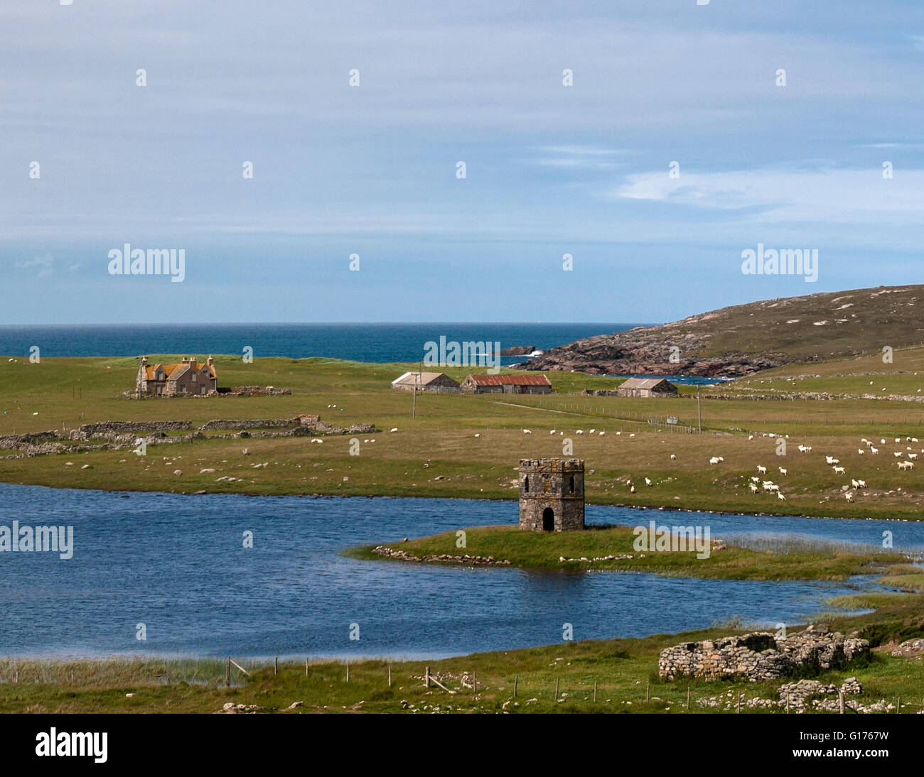 Paesaggio con la stoltezza.Scolpaig Torre (noto anche come Dùn Scolpaig o MacLeod La Follia), North Uist, Scozia Foto Stock