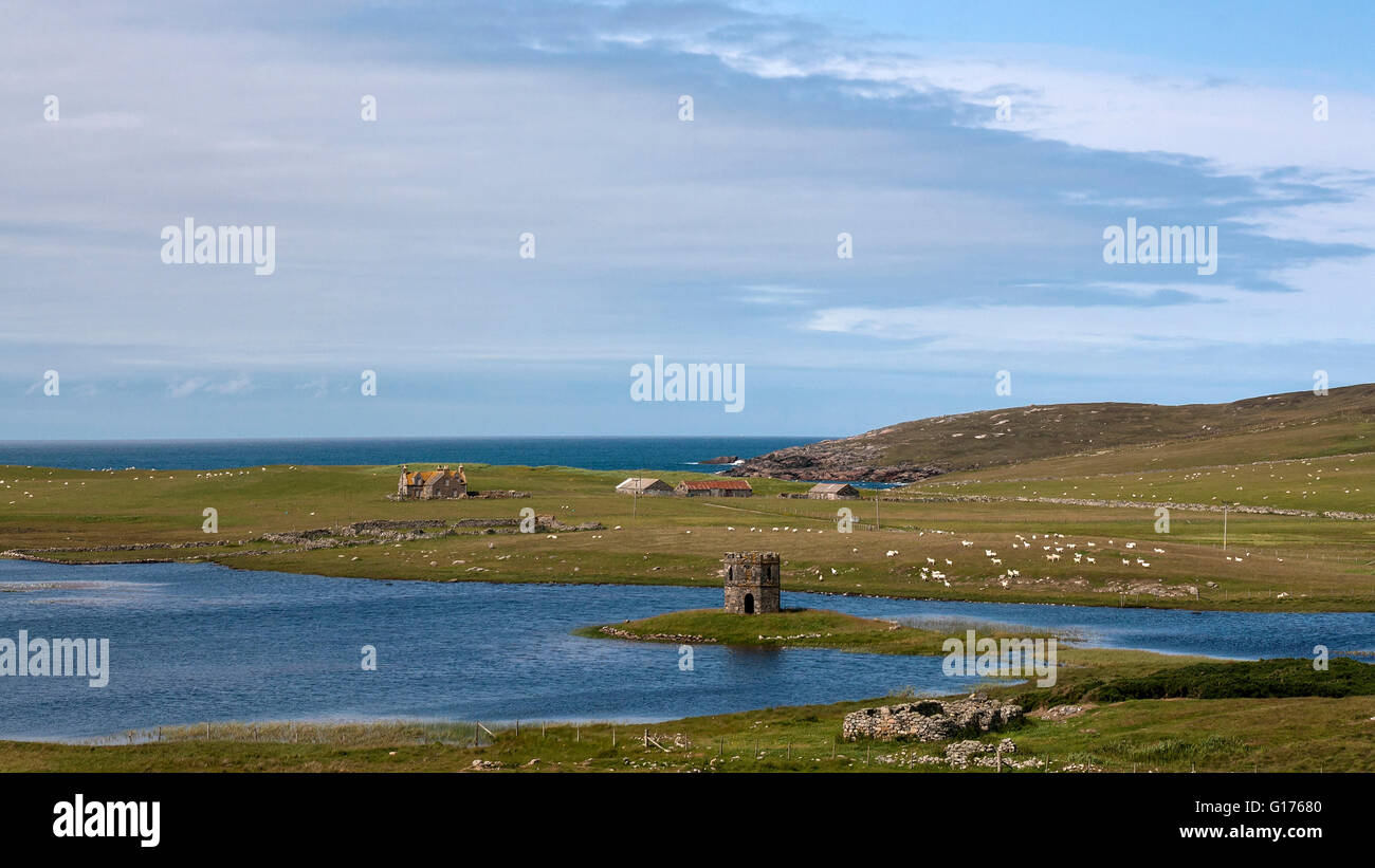 Paesaggio con la stoltezza.Scolpaig Torre (noto anche come Dùn Scolpaig o MacLeod La Follia), North Uist, Scozia Foto Stock
