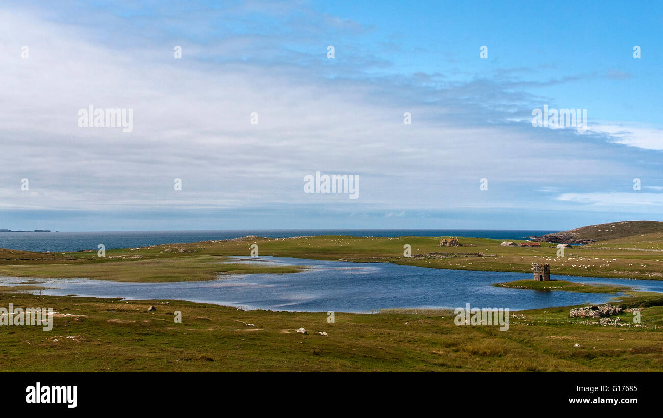 Paesaggio con la stoltezza.Scolpaig Torre (noto anche come Dùn Scolpaig o MacLeod La Follia), North Uist, Loch Scolpaig, Scozia Foto Stock