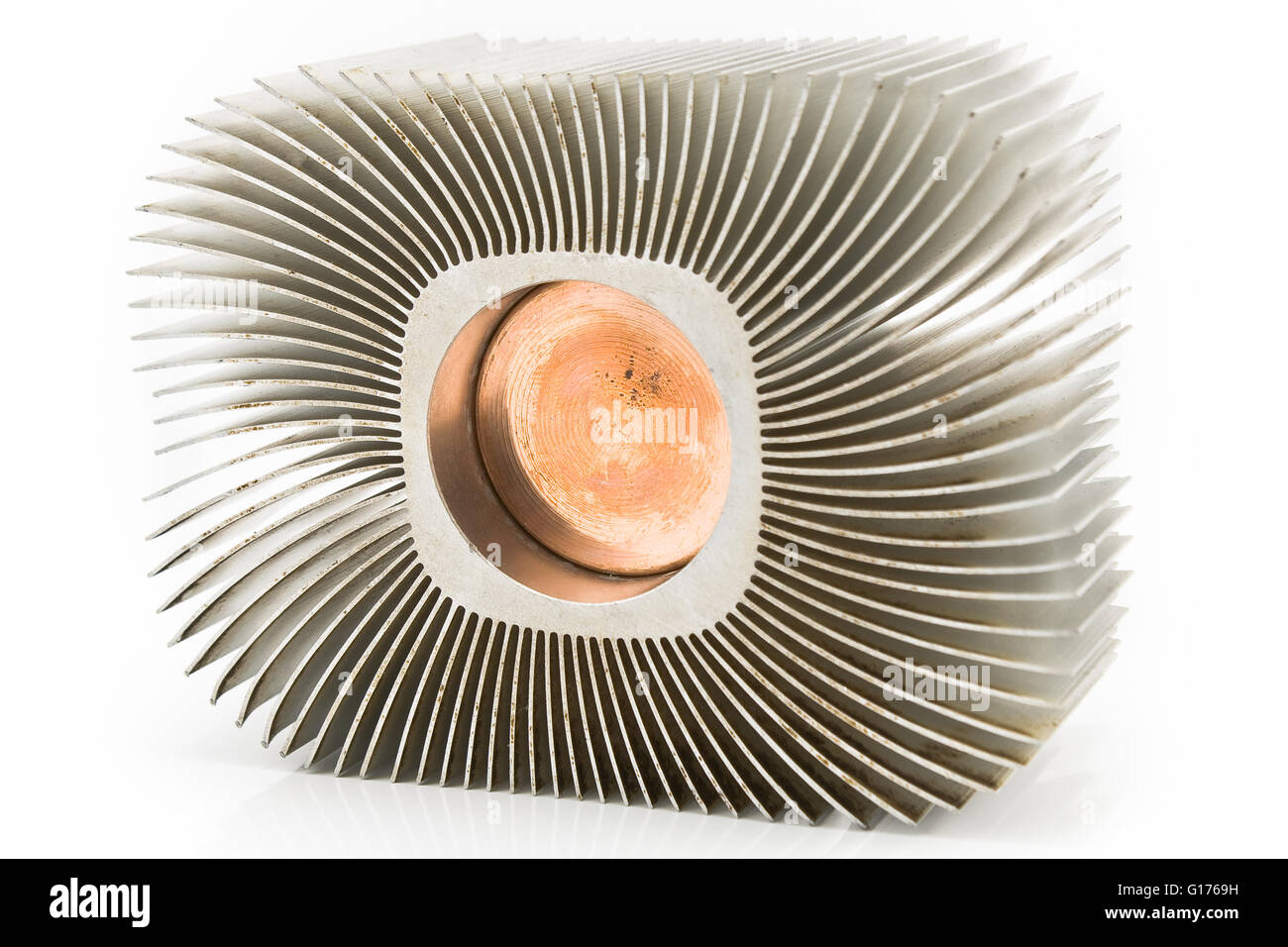 Alluminio vecchia cpu cooler dissipatore isolato su bianco Foto Stock