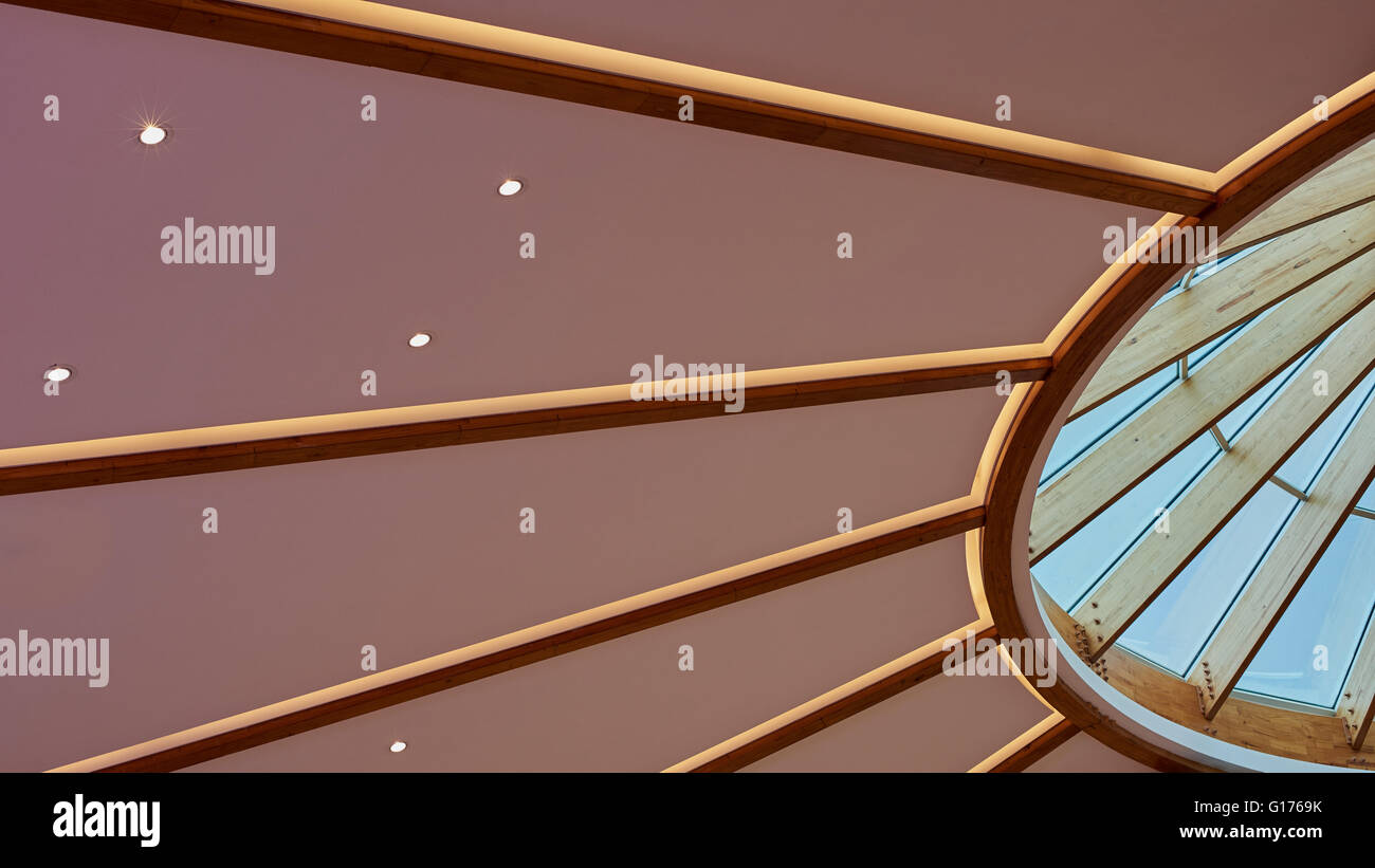 Le travi di legno del tetto con una parte di un lucernario circolare Foto Stock