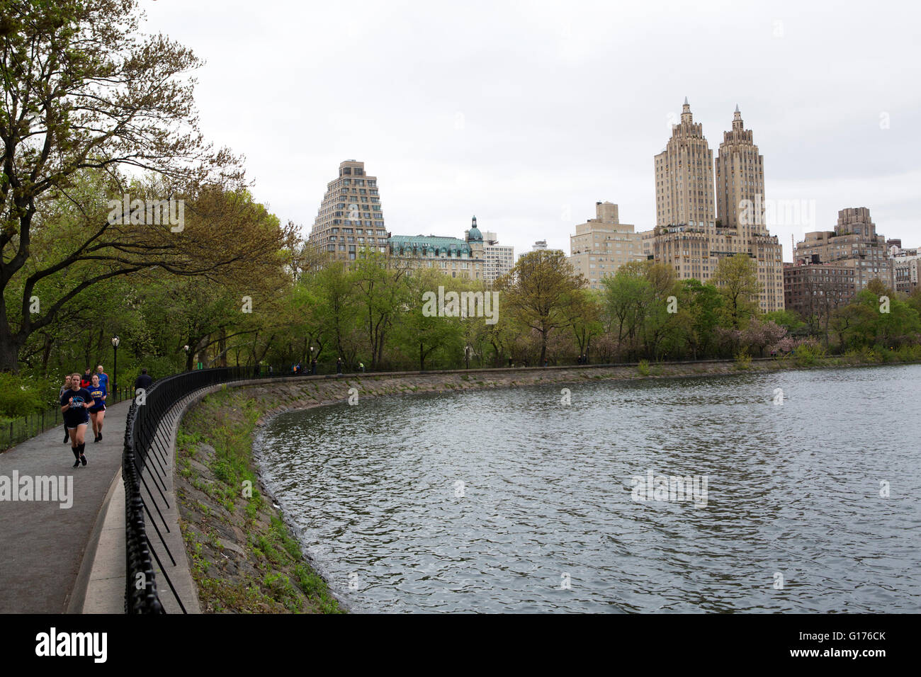 Il Jacqueline Kennedy Onassis serbatoio al Central Park di New York City, Stati Uniti d'America. Il corpo di acqua è stato creato nel 1860s. Foto Stock