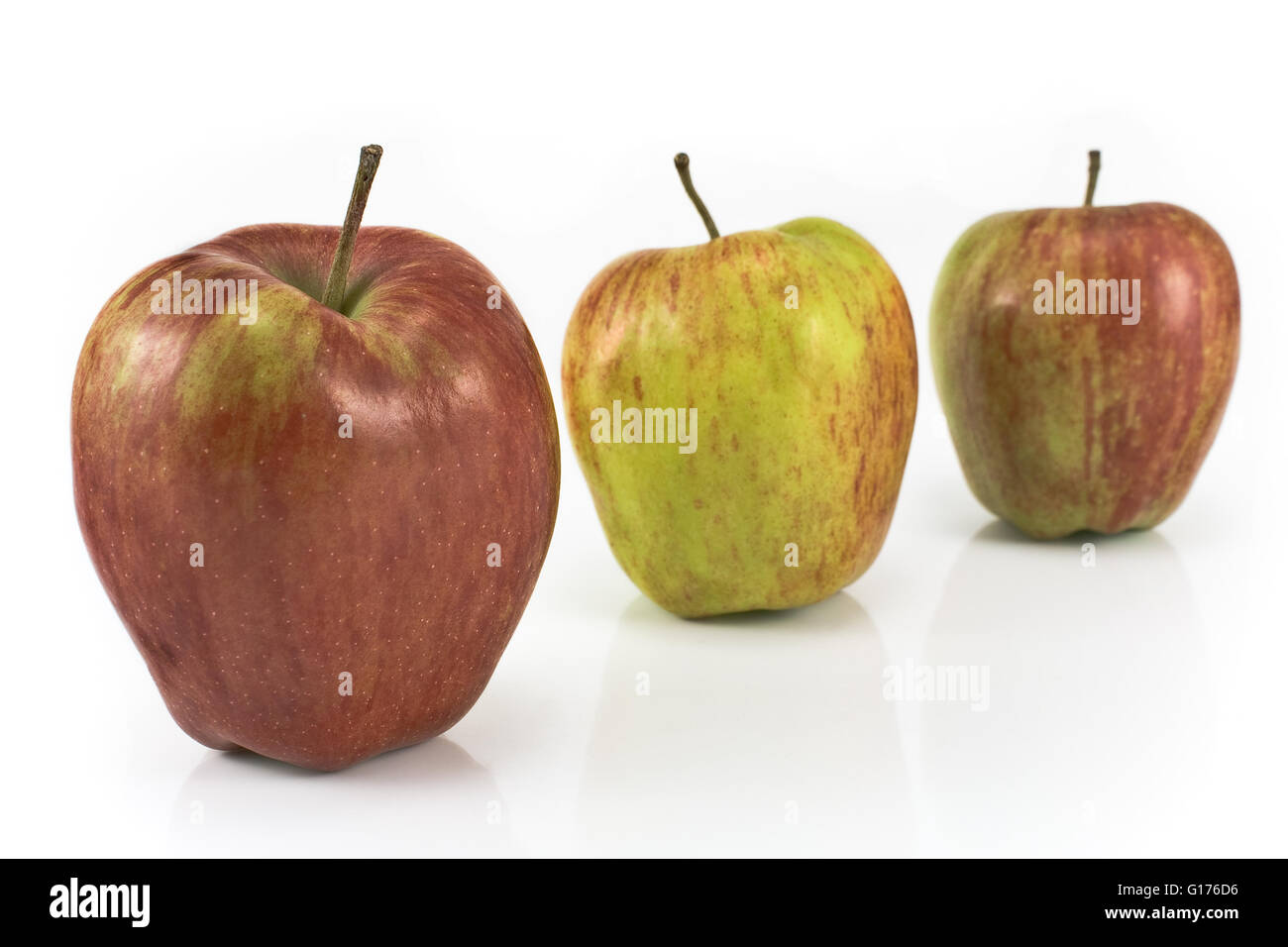 Tre mele isolato su bianco Foto Stock