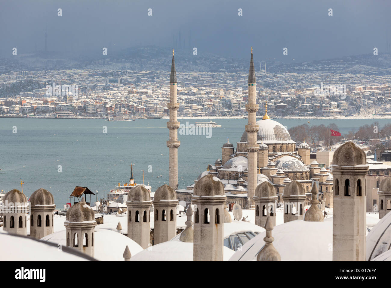 Nuova Moschea e vista su Istanbul in inverno Foto Stock