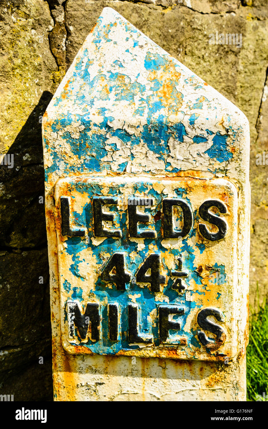 Pietra miliare sulla Leeds e Liverpool Canal vicino Salterforth Lancashire Foto Stock