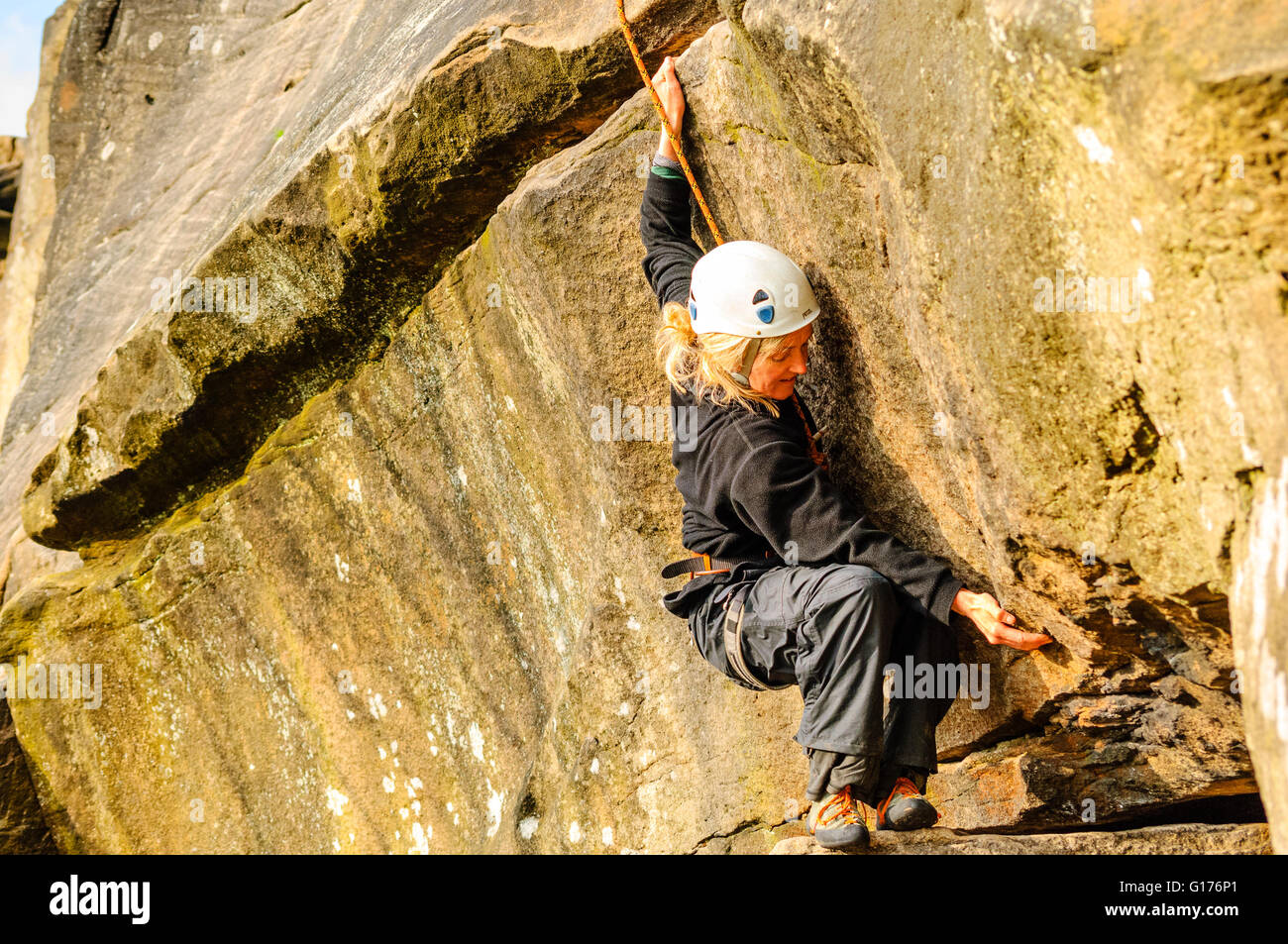 Scalatore su Tody da parete, a bordo Froggatt, Peak District Foto Stock
