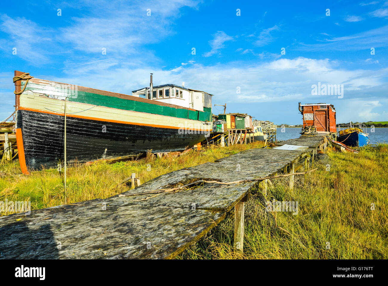 Vecchia barca e sgangherate capannoni accanto all' estuario del fiume Wyre vicino a Thornton Lancashire Foto Stock