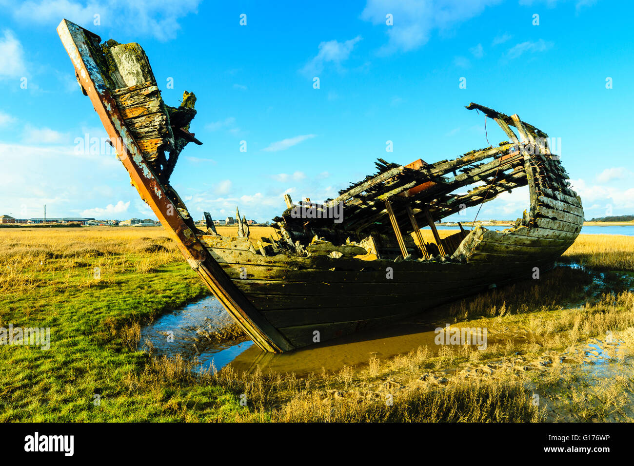 Barca abbandonati accanto al fiume Wyre vicino a Fleetwood Lancashire Foto Stock