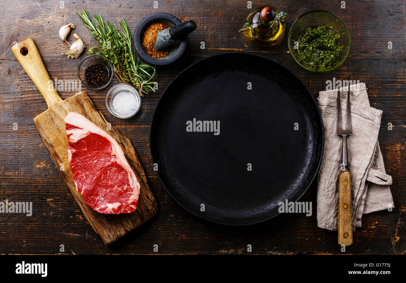 Materie carni fresche Bistecca di controfiletto con ingredienti e padella Foto Stock