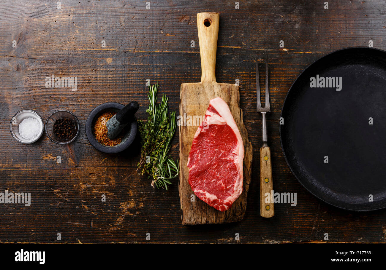 Materie carni fresche Bistecca di controfiletto con ingredienti e padella Foto Stock