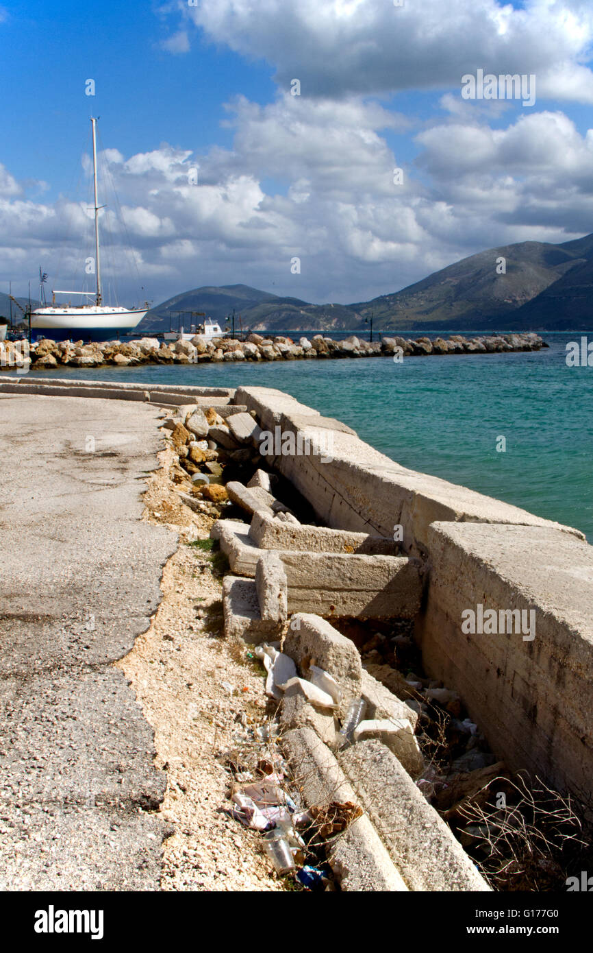 Danneggiare il muro del molo del porto di Lixouri, sull'isola greca di Cefalonia, due anni dopo un forte sisma Foto Stock