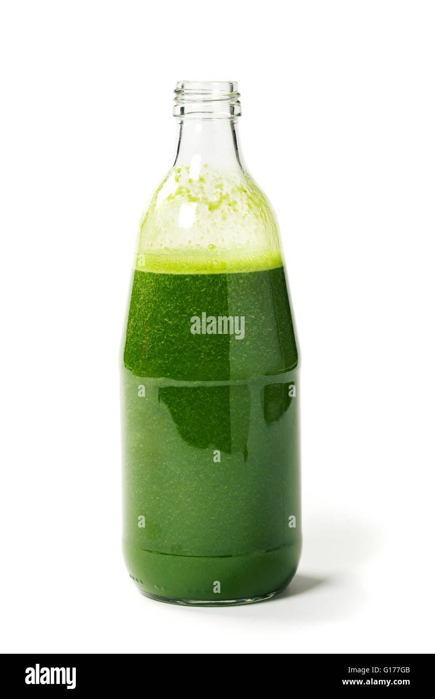 Un sano frullato verde su bianco Foto Stock