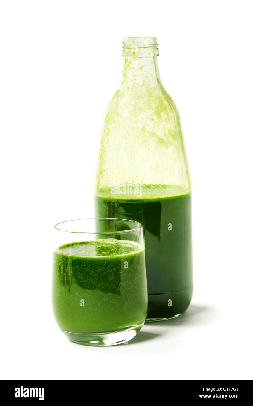 Un sano frullato verde su bianco - superfoods, detox, dieta, salute, cibo vegetariano concept Foto Stock