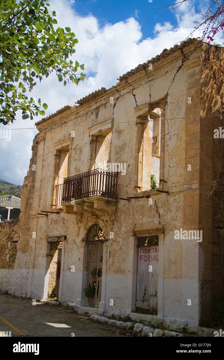 Facciata di una casa abbandonata in Assos sul Greco isola del mar Ionio Cefalonia, danneggiata da un terremoto nel 1953 Foto Stock