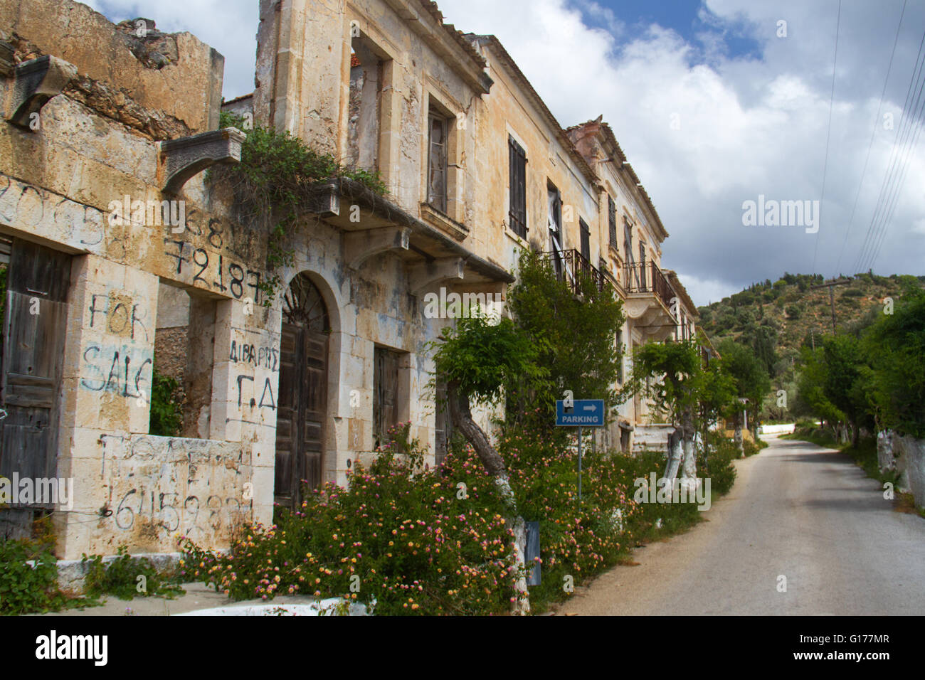 Facciata di una casa abbandonata in Assos sul Greco isola del mar Ionio Cefalonia, danneggiata da un terremoto nel 1953 Foto Stock