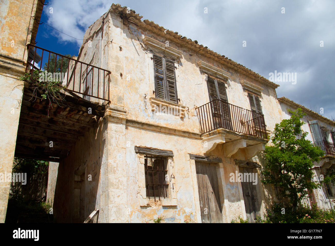 Facciata di una casa abbandonata in Assos sul Greco isola del mar Ionio Cefalonia, danneggiata da un terremoto nel 1953 Foto Stock