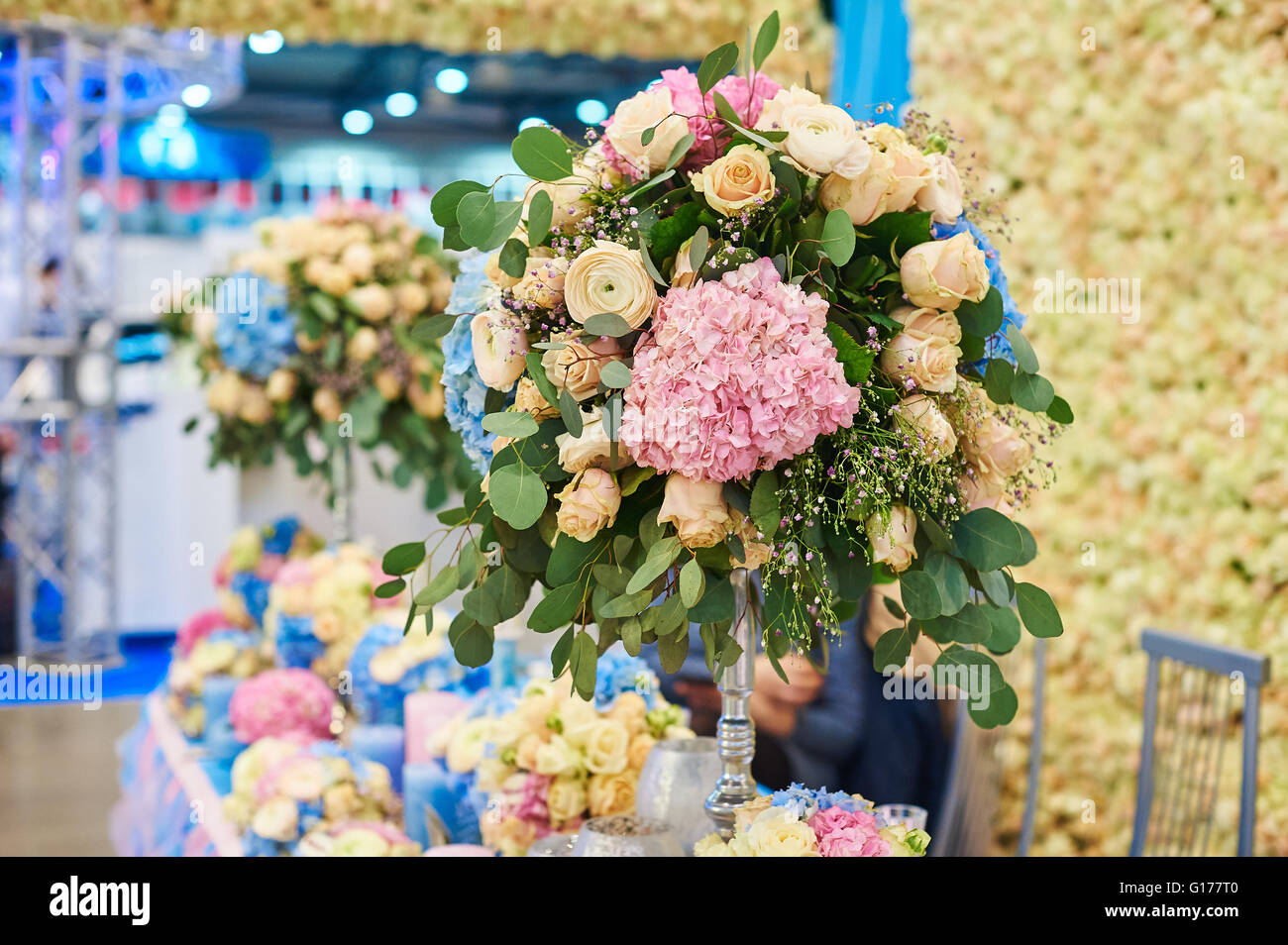 Decorazioni per matrimoni di fiori su un tavolo di festa Foto Stock