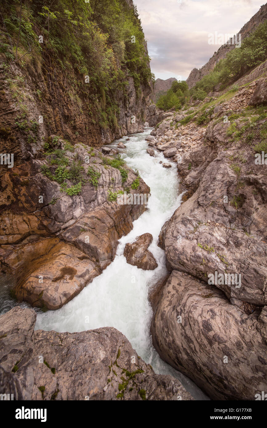 Piccolo Fiume e rocce Foto Stock