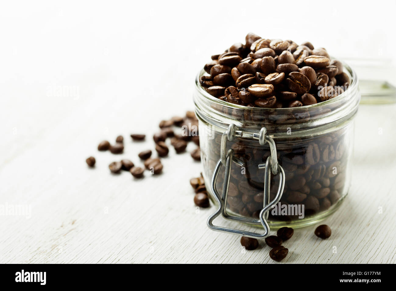 Grande Vaso in vetro pieno di chicchi di caffè Foto Stock