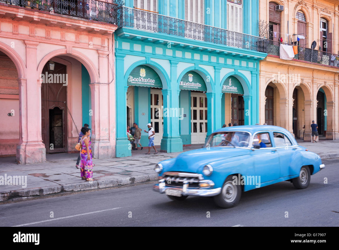 L'Avana, Cuba - 18 aprile: Classic vintage auto e colorati edifici coloniali nella strada principale di l'Avana Vecchia, il 18 aprile 2016 Foto Stock
