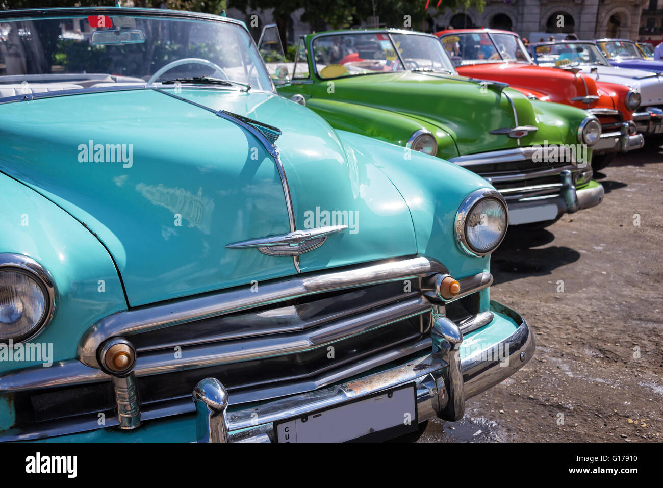 Vintage american cars parcheggiato nella strada principale della Vecchia Havana, Cuba Foto Stock