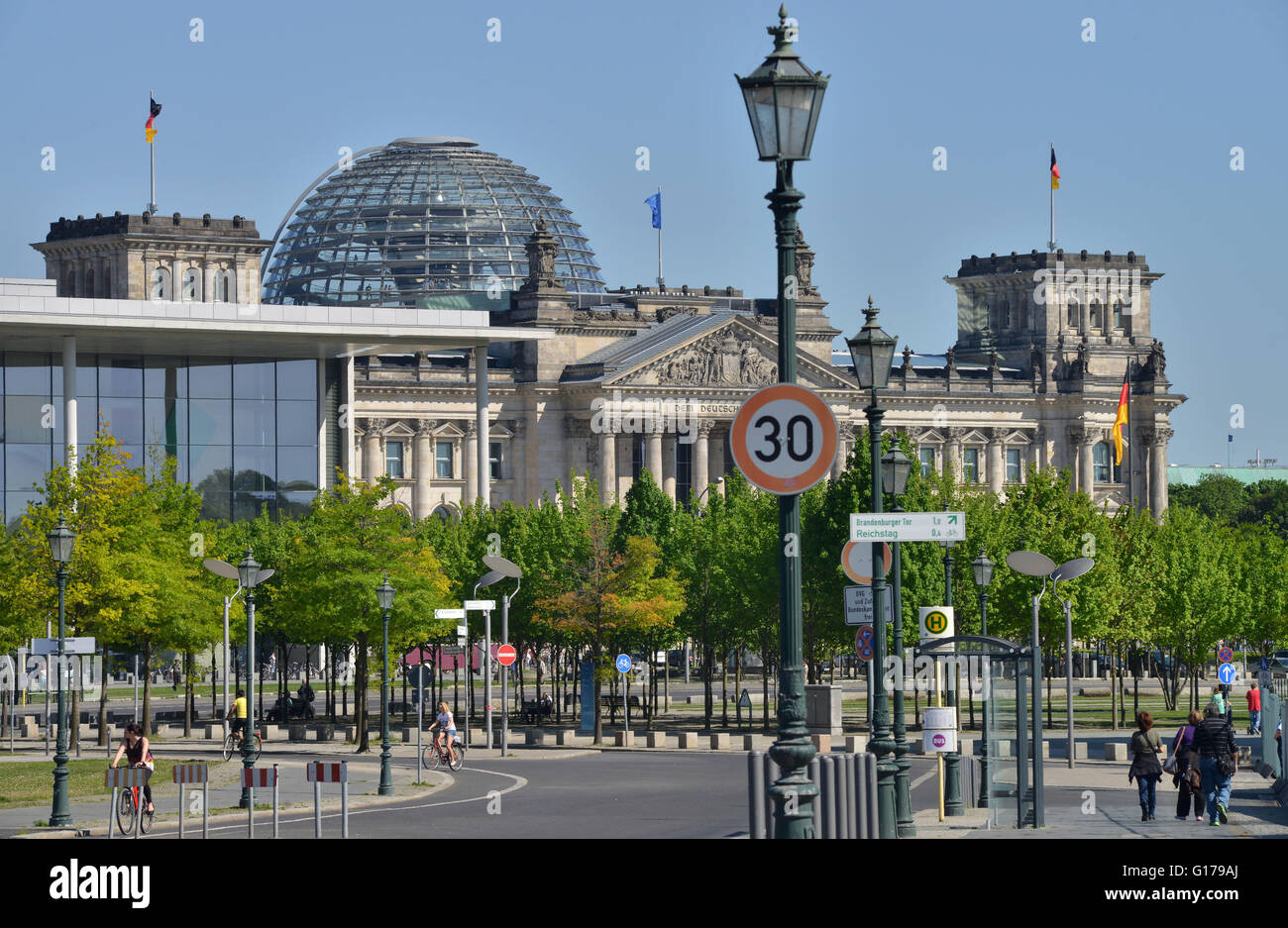 Il Reichstag, Willy-Brandt-Strasse, Tiergarten di Berlino, Deutschland / Verkehrszeichen Foto Stock