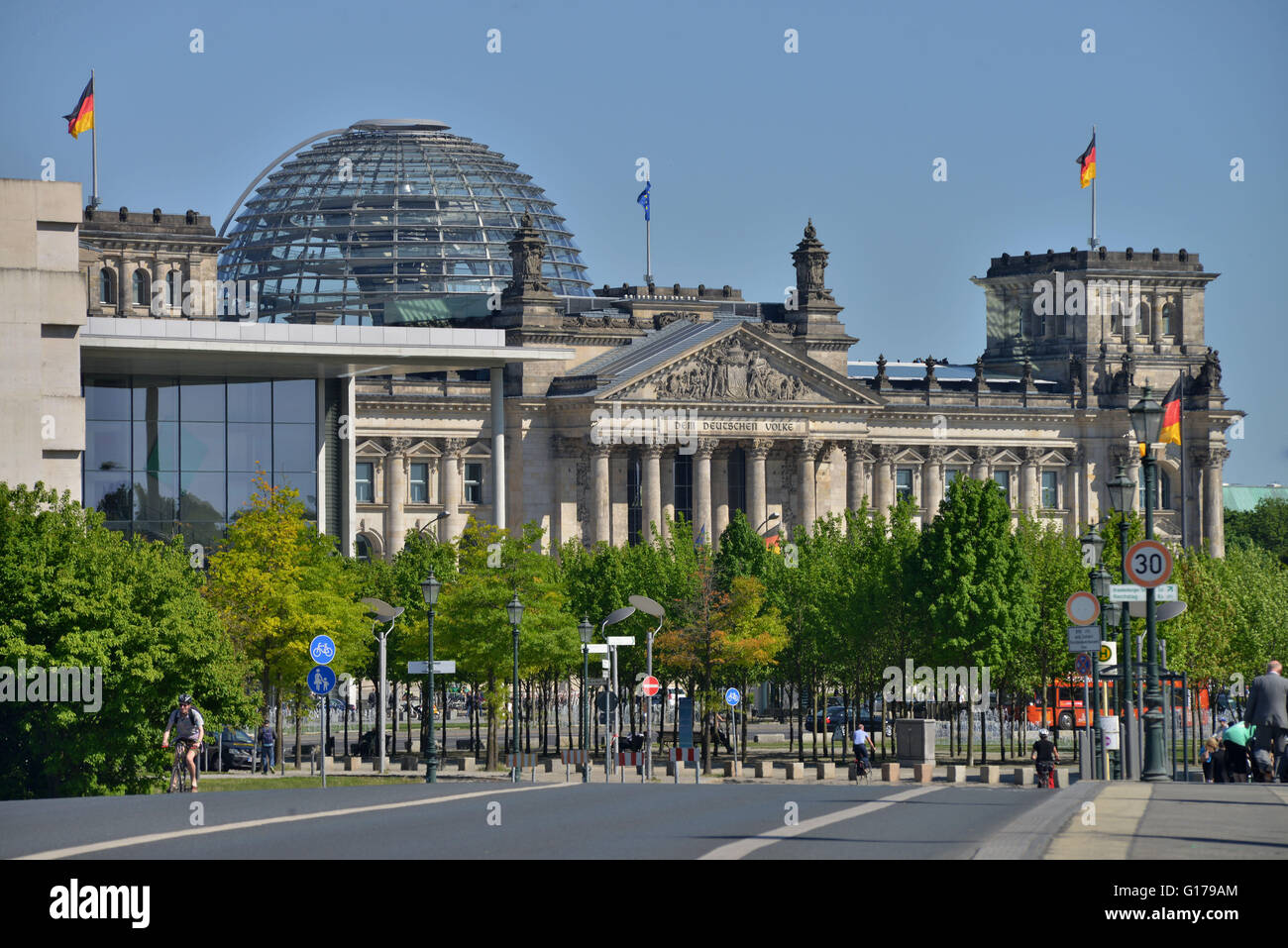 Il Reichstag, Willy-Brandt-Strasse, Tiergarten di Berlino, Deutschland Foto Stock