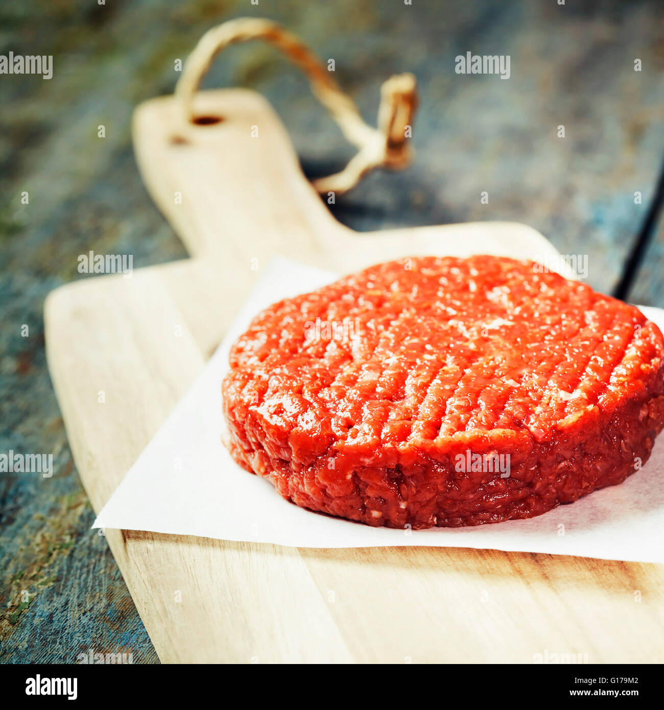 Materie di macinato di manzo hamburger di carne steak cotoletta su vintage di tavole di legno Foto Stock