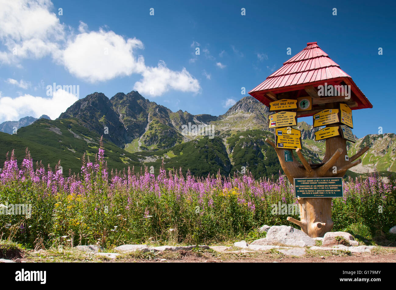 Crocevia di montagna marker al grande Lago Bianco, Alti Tatra, Slovacchia Foto Stock