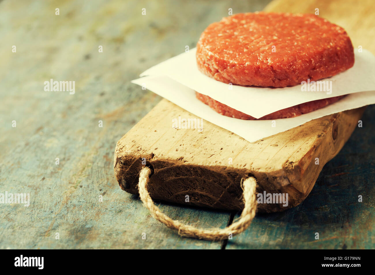 Materie di macinato di manzo hamburger di carne costolette di manzo su vintage di tavole di legno Foto Stock