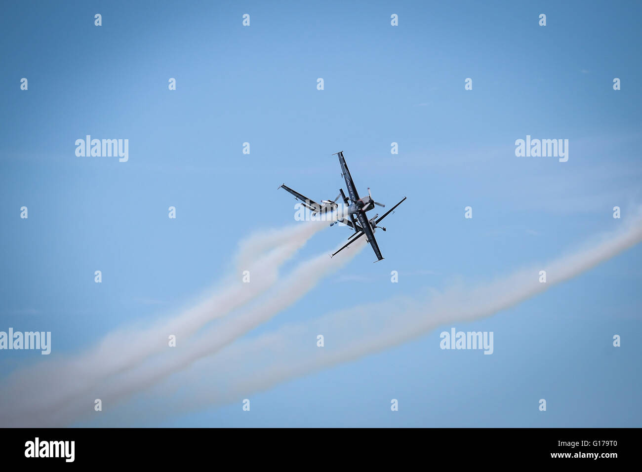 Aerei, jet ed elicotteri volare durante air show Foto Stock