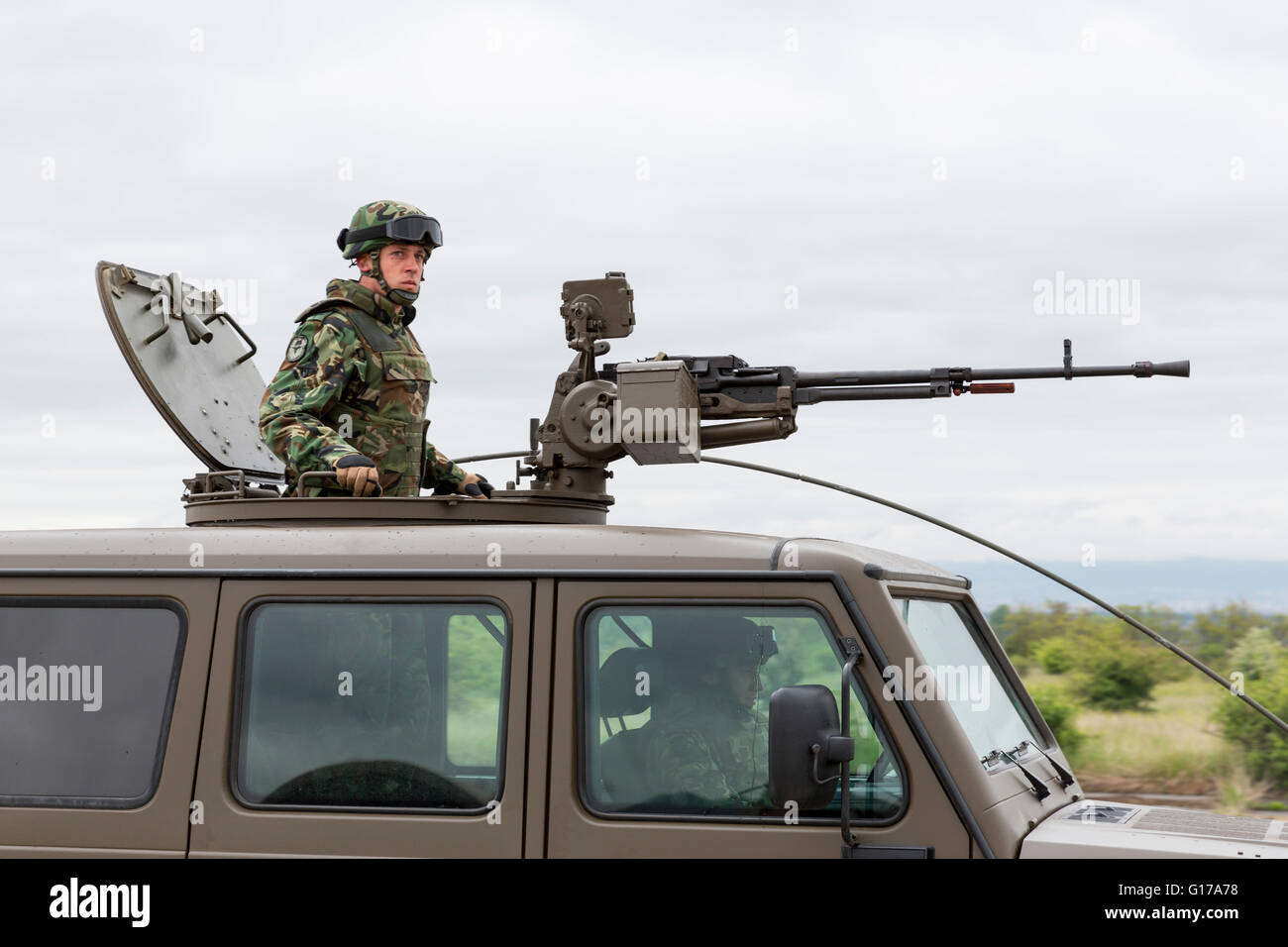Sofia, Bulgaria - 4 Maggio 2016: veicolo militare con macchina pesante pistola e un soldato. Growler - internamente un paglierino trasportabile Foto Stock