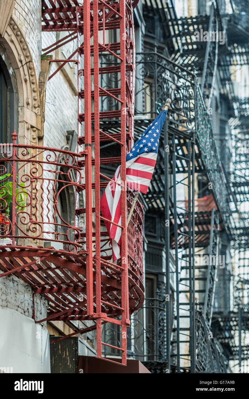 Bandiera americana sul balcone in Little Italy NYC Foto Stock