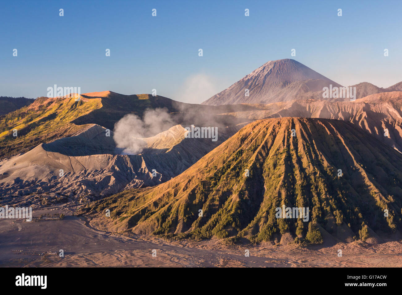 Monte Bromo blue sky giorno tempo natura sullo sfondo del paesaggio, Java, Indonesia Foto Stock