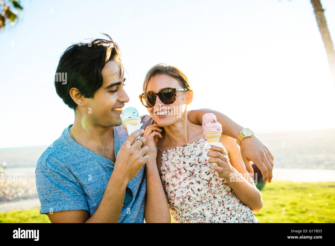 Romantico coppia giovane a costa a mangiare il gelato coni, Venice Beach, California, Stati Uniti d'America Foto Stock