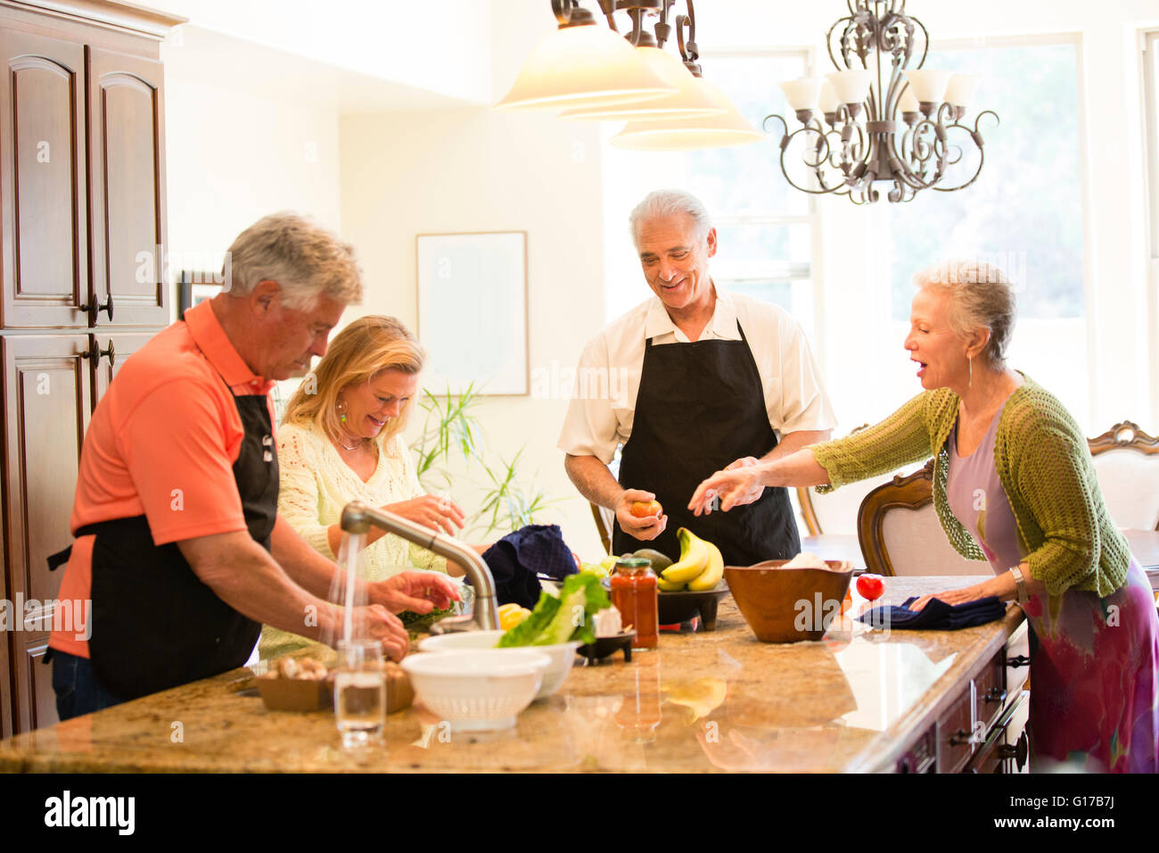 Gruppo di anziani la preparazione di pasto in cucina Foto Stock