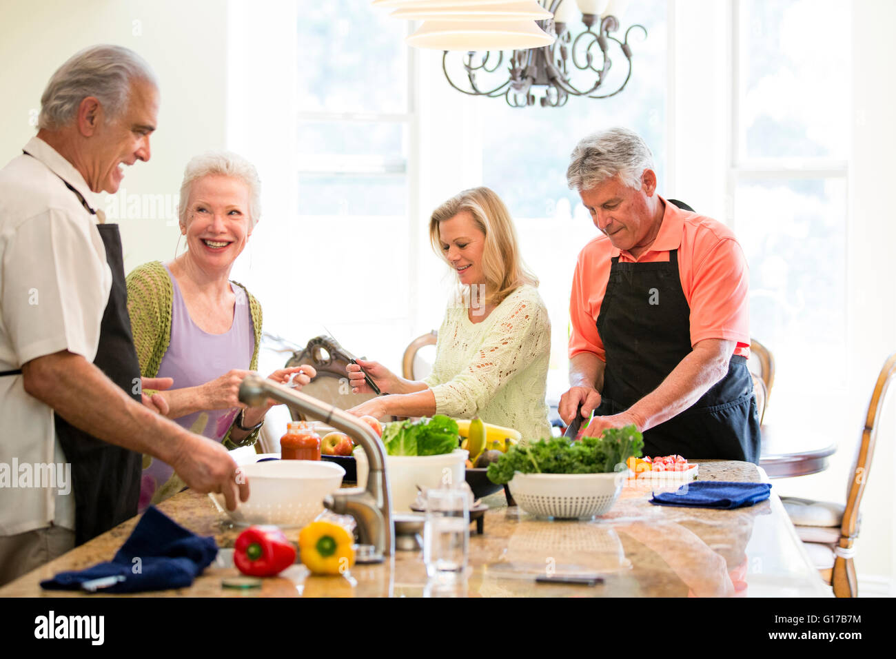 Gruppo di anziani la preparazione di pasto in cucina Foto Stock