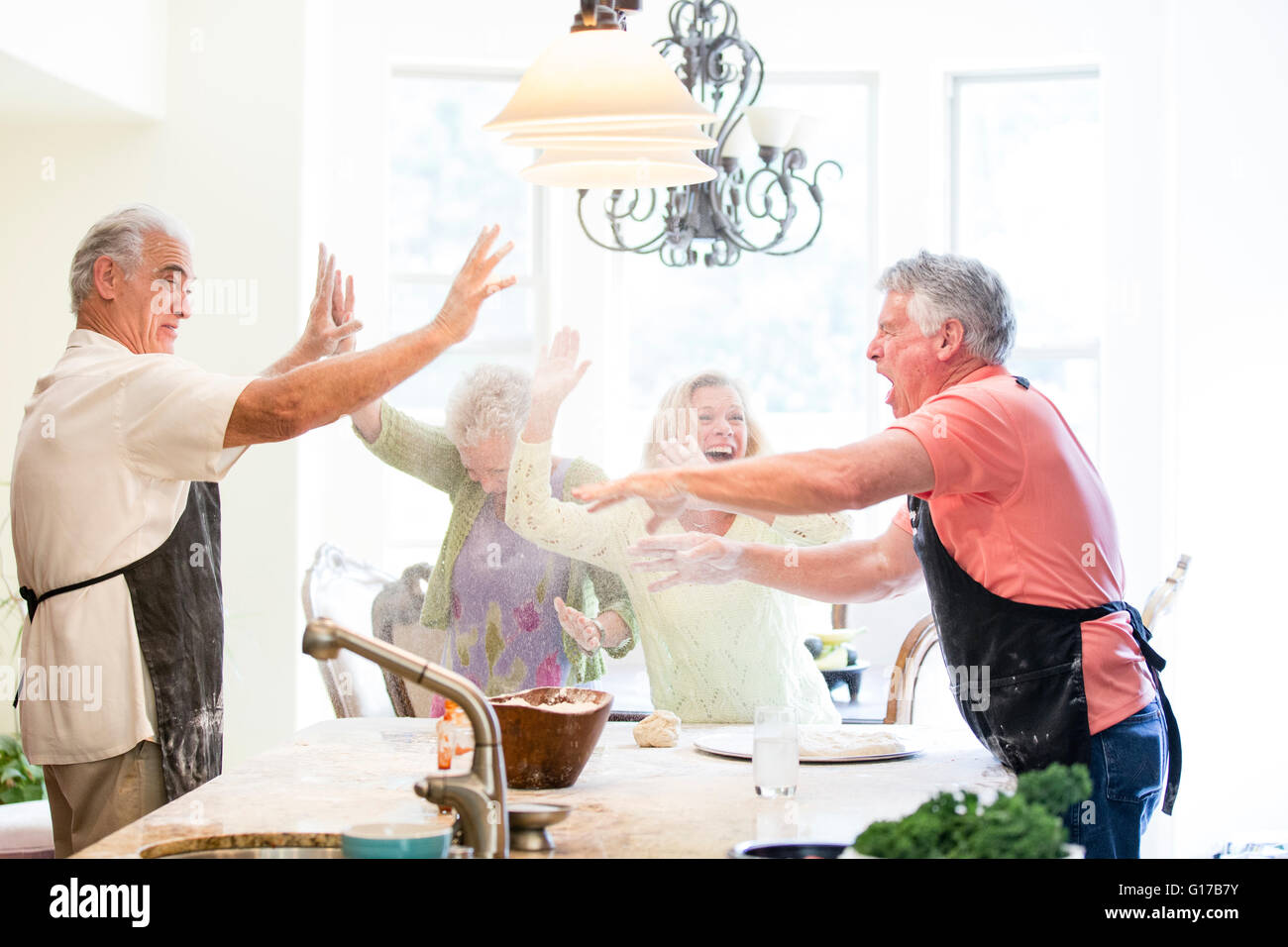 Gruppo di anziani per divertirsi in cucina Foto Stock