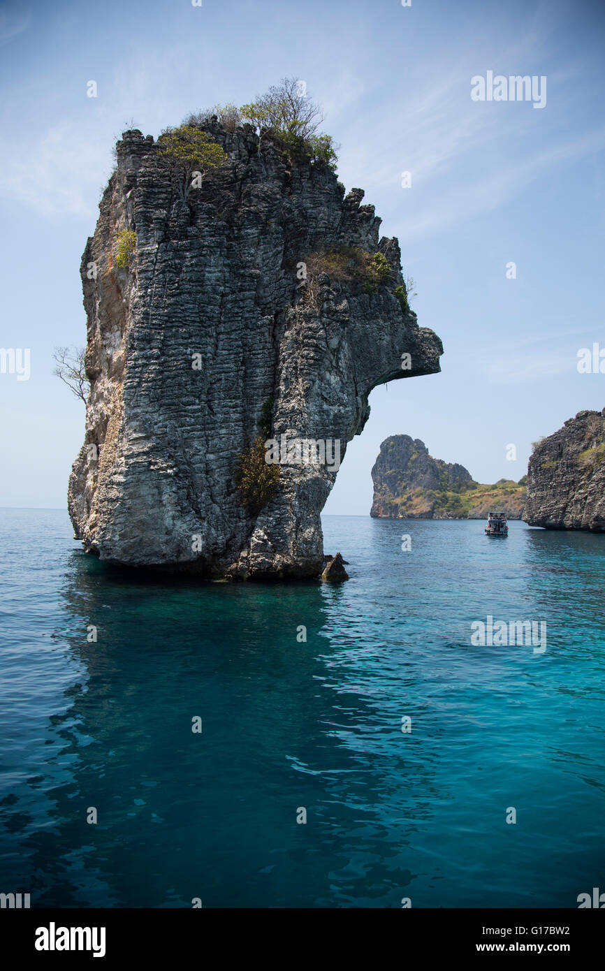 Formazioni rocciose nella baia, Koh Lanta, Thailandia Foto Stock