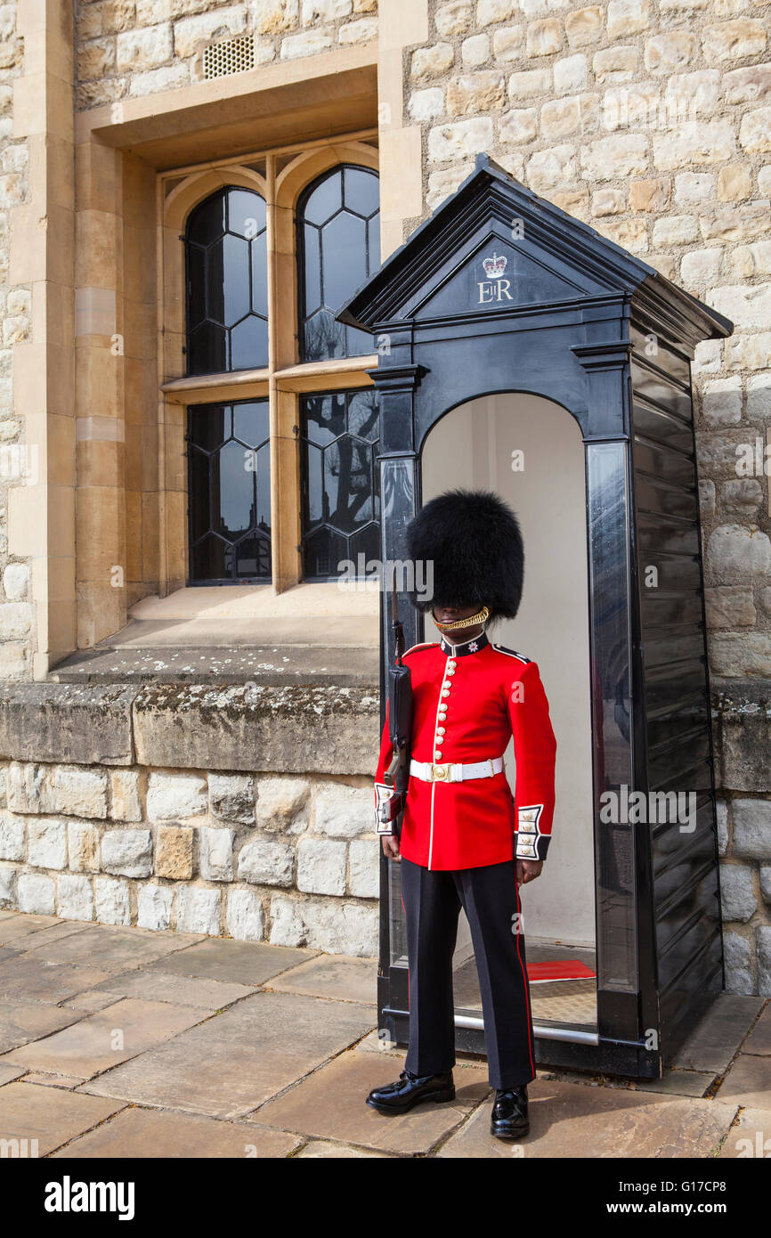 LONDON, Regno Unito - 10 APRILE 2016: una guardia Queens presso la Torre di Londra, il 10 aprile 2016. Foto Stock