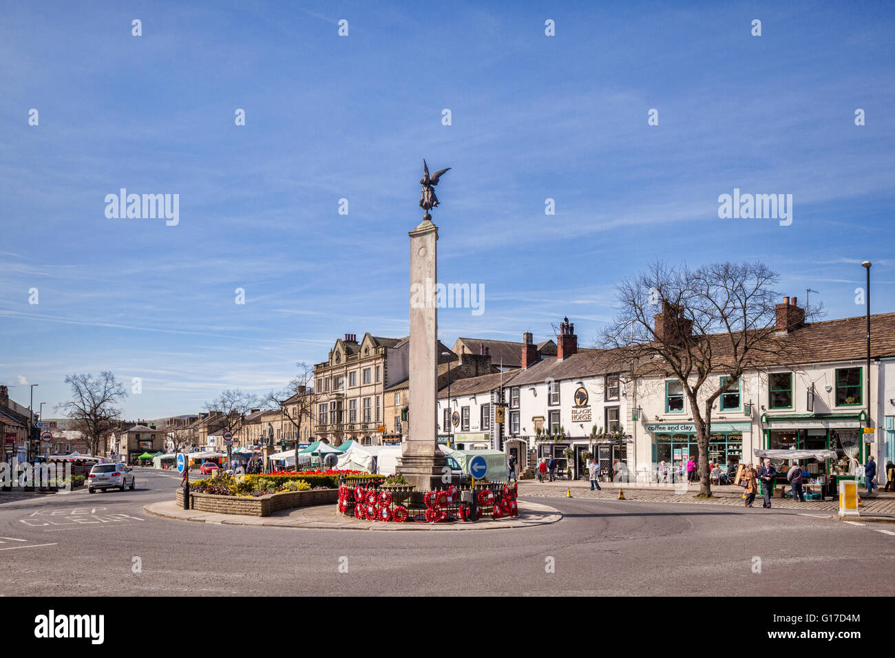 Giorno di mercato in High Street, Skipton, North Yorkshire, guardando a sud dal Memoriale di guerra. Foto Stock