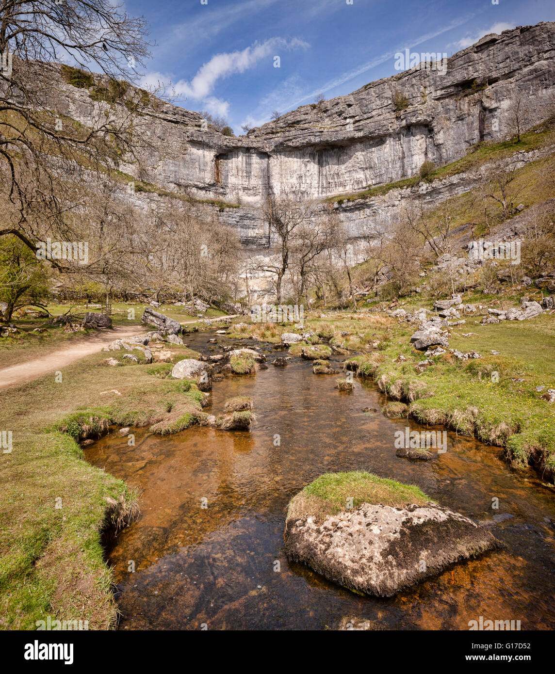 Malham Cove e Malham Beck, Yorkshire Dales National Park, North Yorkshire, Inghilterra, Regno Unito Foto Stock