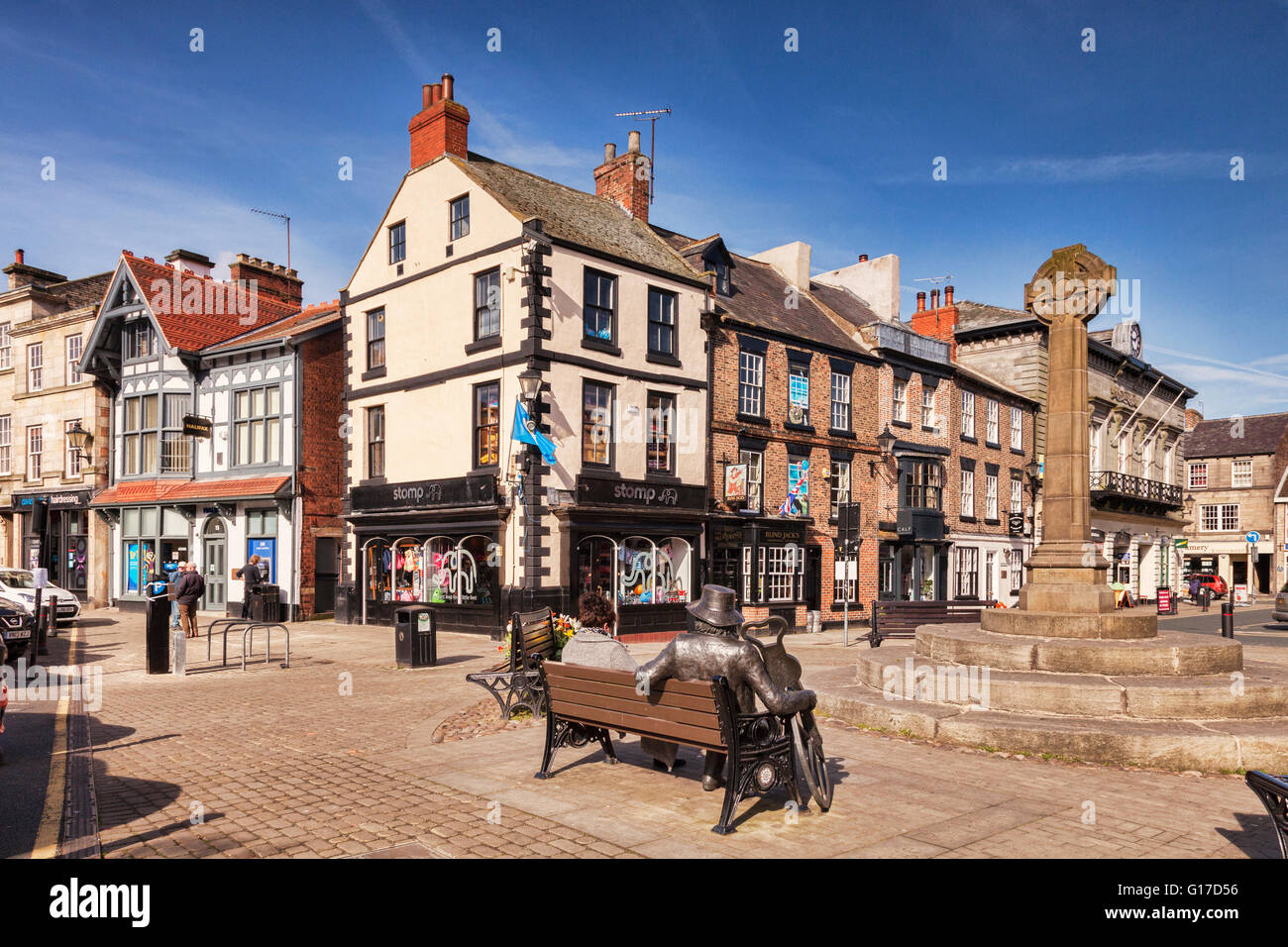 Knaresborough Piazza del Mercato, con la statua di Jack cieco Metcalf e la croce di mercato, Yorkshire Dales, North Yorkshire, Engla Foto Stock