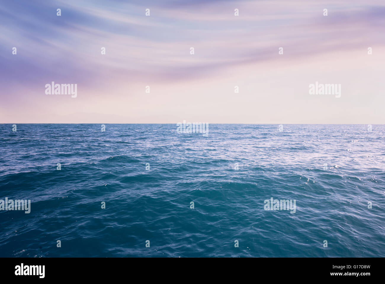 Blu chiaro cielo e mare Foto Stock