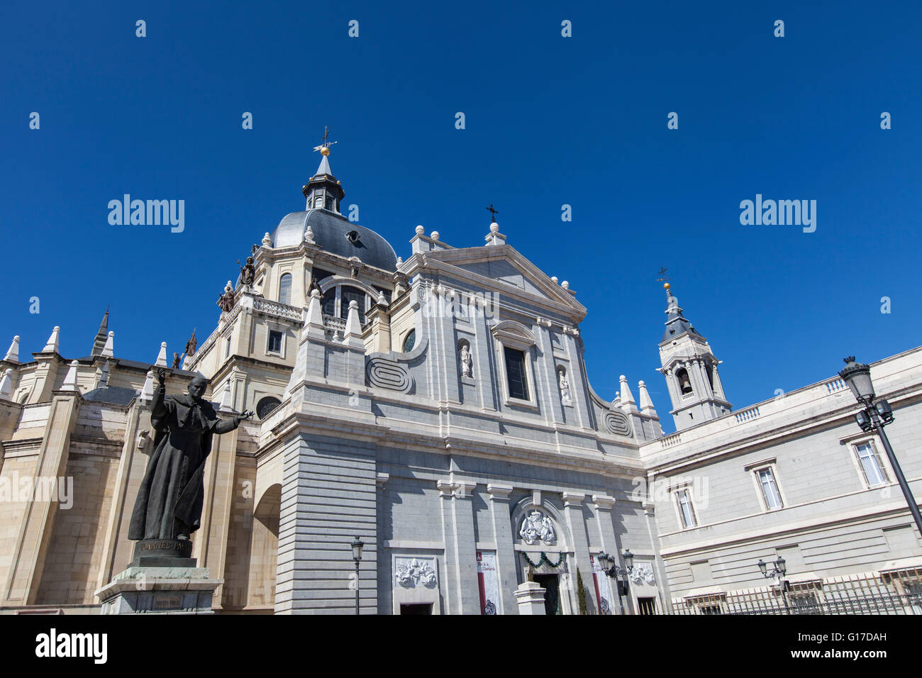 Dettaglio della chiesa di Santa Maria la Real de La Almudena di Madrid in Spagna Foto Stock